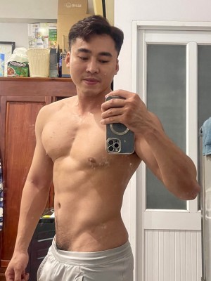 adam hùng